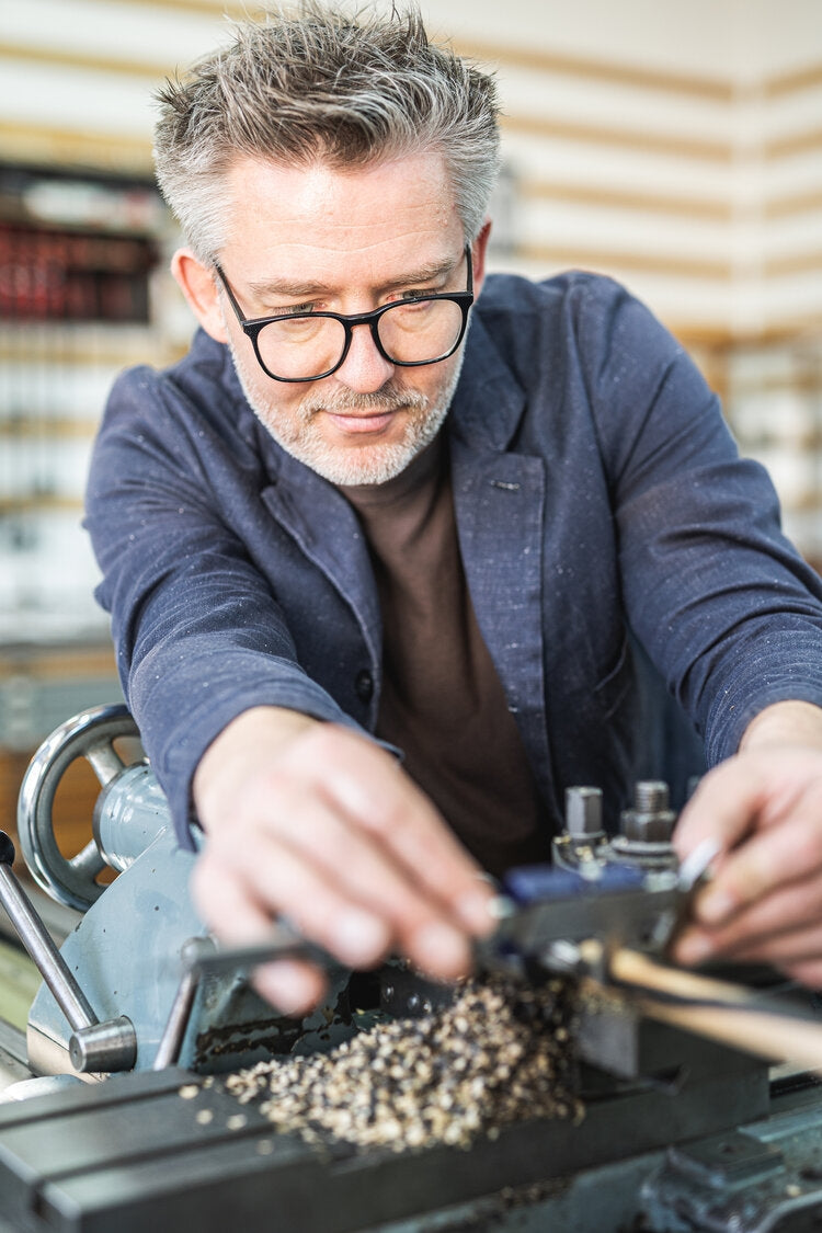 FOTOGRAFISCHES PORTRÄT: FRANK PRESSENTIN IN SEINER HAMBURGER SCHREIBGERÄTE MANUFAKTUR-ELBWOOD - The Hanseatic Penmaker