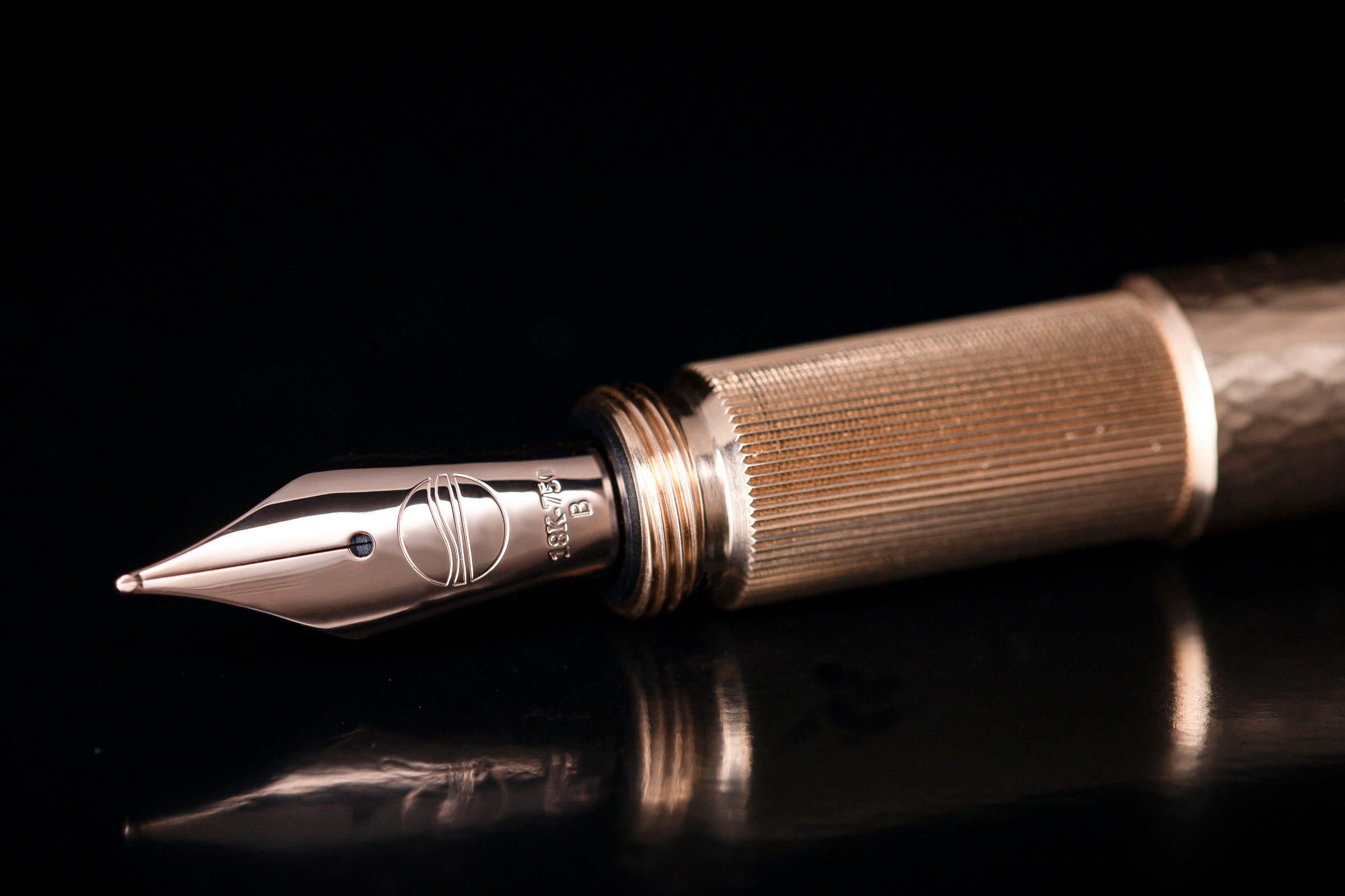 POCKETMASTER Taschenfüllfederhalter aus massivem Gold, "Hammerschlag", 18K/750 Roségold