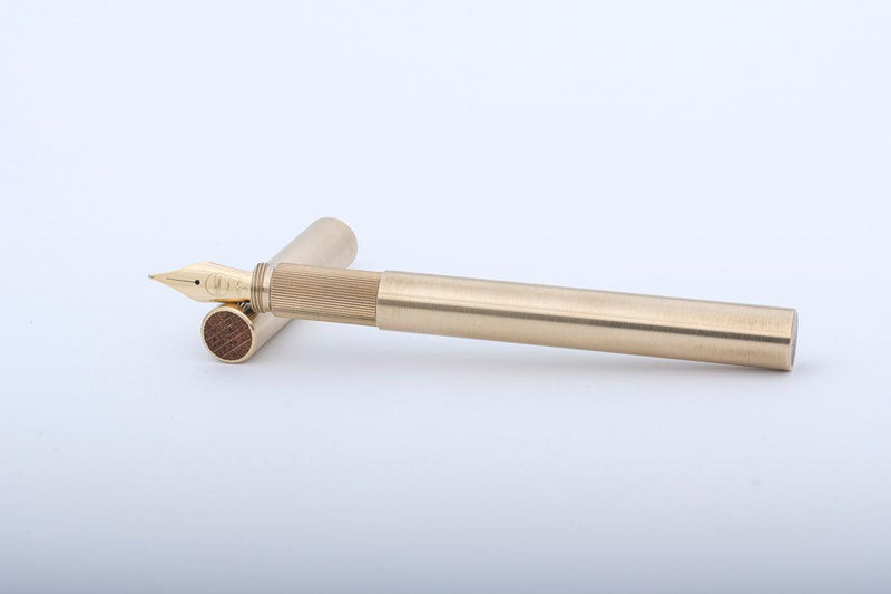 LONGCAP, Füllfederhalter aus gebürstetem Messing mit Eichen-Inlet, handgefertigt-ELBWOOD - The Hanseatic Penmaker