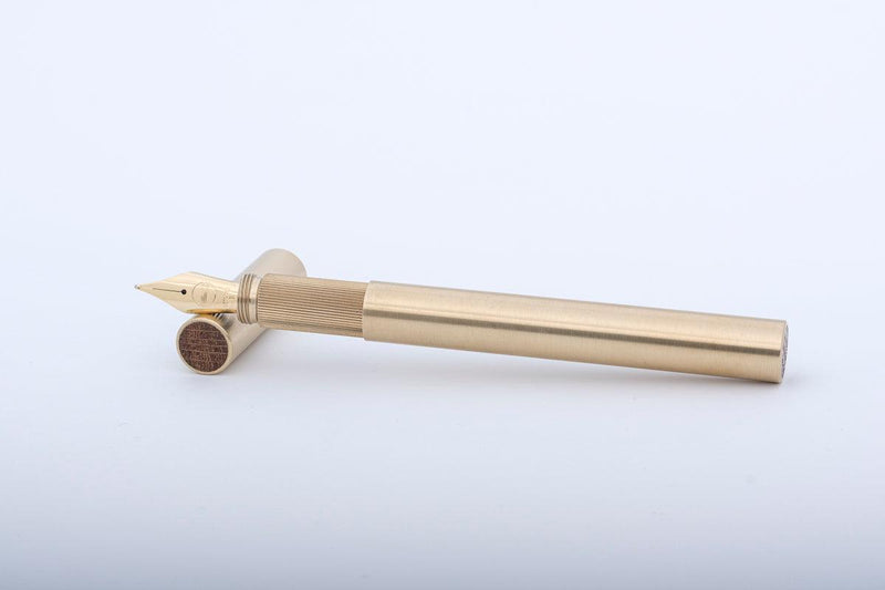 SHORTCAP, Füllfederhalter aus gebürstetem Messing mit Eichen-Inlet, handgefertigt-ELBWOOD - The Hanseatic Penmaker