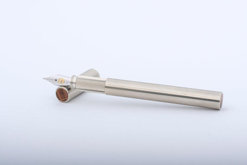 SHORTCAP, Füllfederhalter aus gebürstetem Neusilber mit Eichen-Inlet, handgefertigt-ELBWOOD - The Hanseatic Penmaker