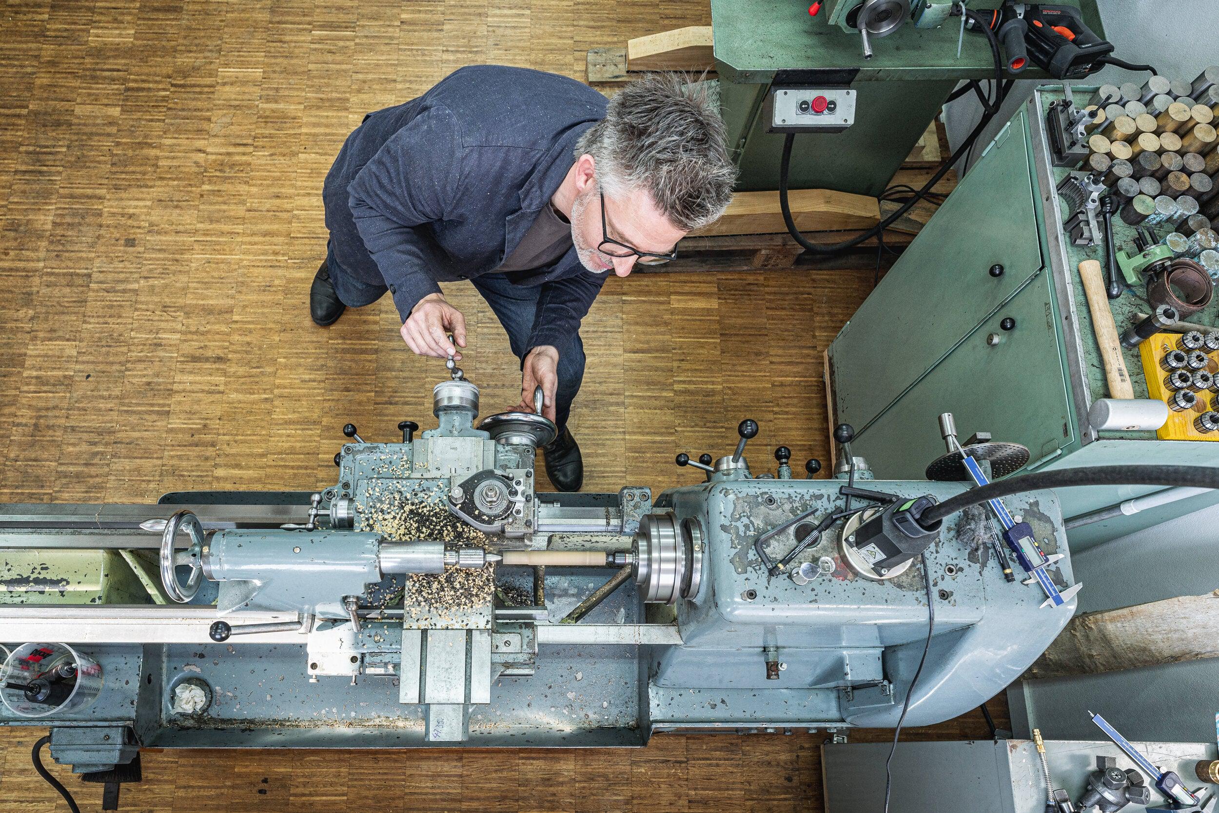 Frank Pressentin an seine Drehmaschine_ELBWOOD-The Hanseatic Pennmaker