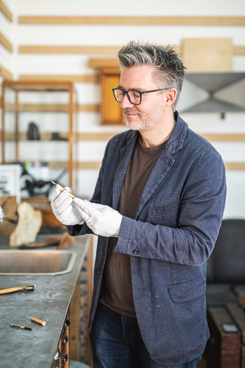 Frank Pressentin in seiner Atelier-Werkstatt für hochwertige Schreibgeräte, Silber Füller