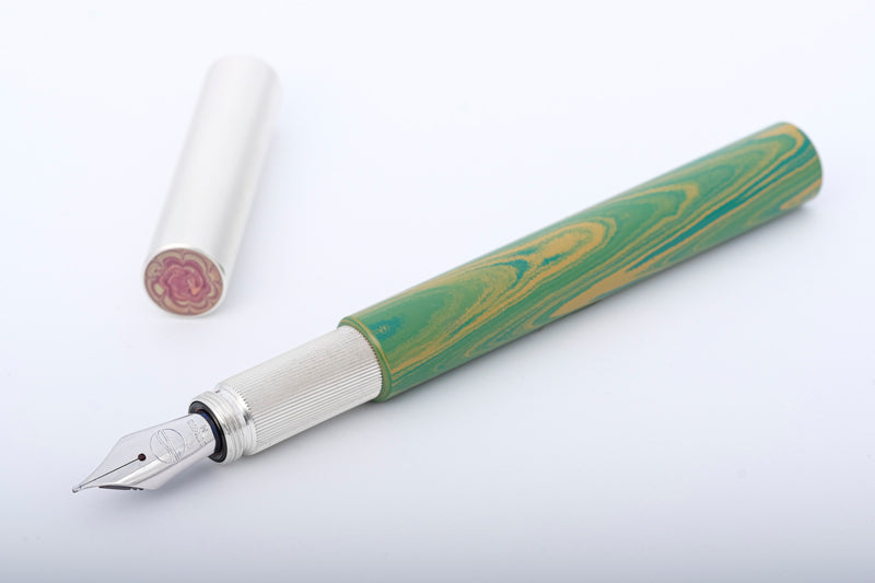 ELBWOOD - The hanseatic Penmaker, Füllfederhalter aus 935er Silber und grün/rosa-Ebonit, 18 Karat Goldfeder