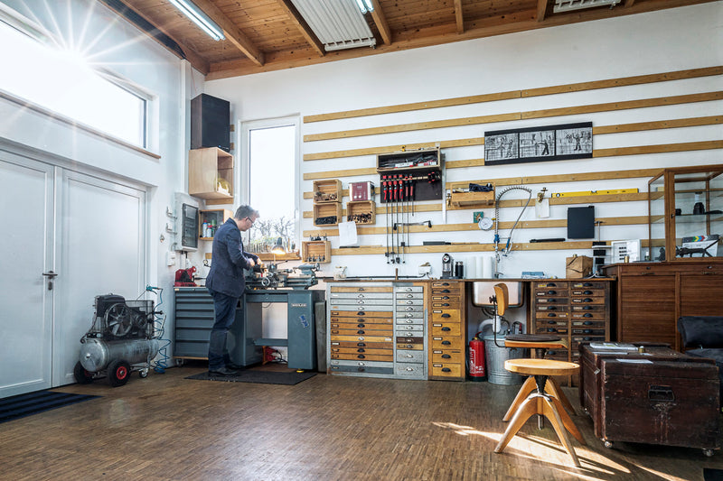 ELBWOOD-Frank Pressentin in Atelier-Werkstatt