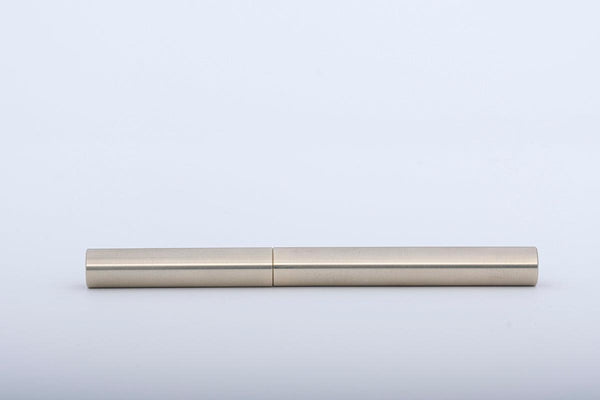 LONGCAP, Füllfederhalter aus gebürstetem Neusilber mit Eichen-Inlet, handgefertigt-ELBWOOD - The Hanseatic Penmaker