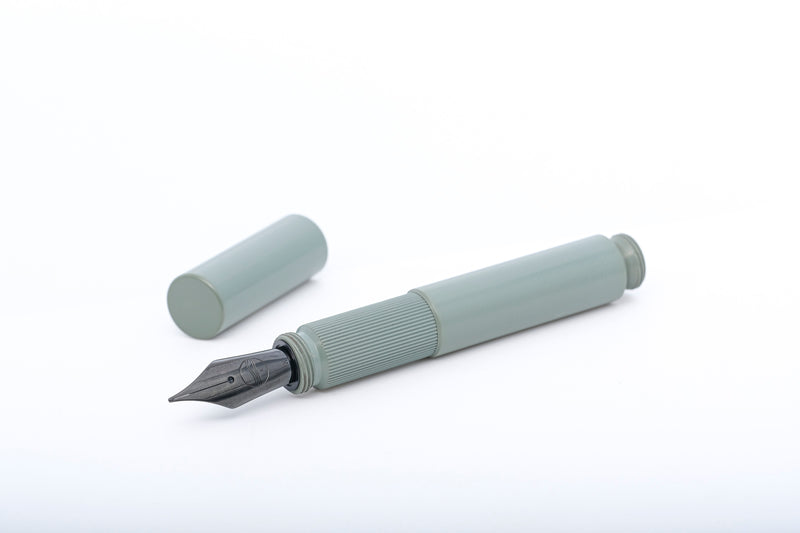 <tc>POCKETMASTER MONO, design pocket fountain pen made of pure ebonite "reed green", handmade</tc>